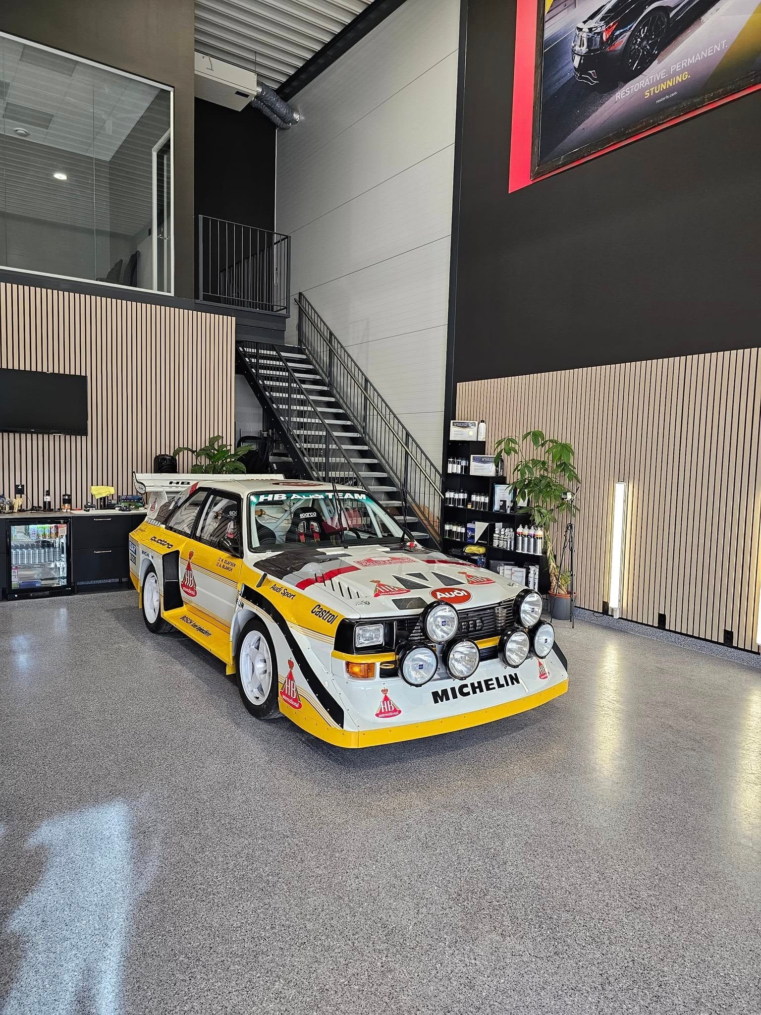 Audi Sport quattro S1 i rallydrakt parkert i mottaket på Borgeskogen