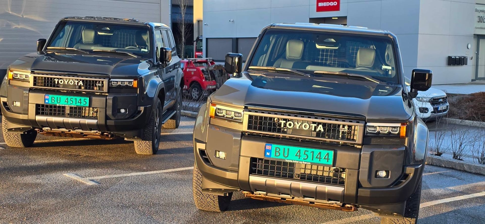 To grå Toyota Land Cruiser parkert side om side utenfor studioet