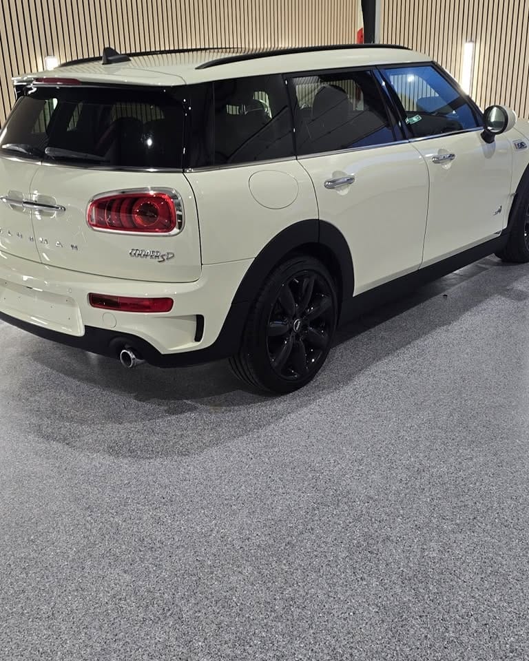 Kremhvit MINI Clubman sett bakfra etter polering